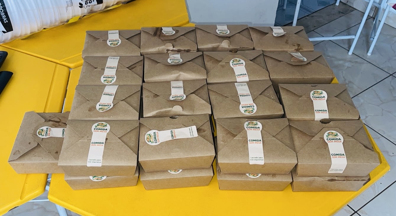 Marmitas do Comida Sem Mesa prontas para distribuição