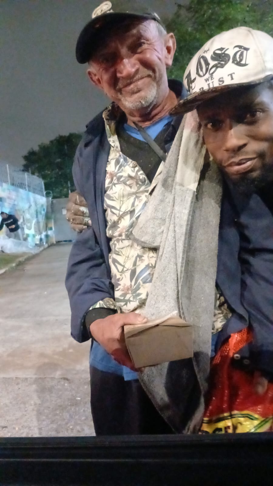 Beneficiários juntos durante uma entrega do Comida Sem Mesa