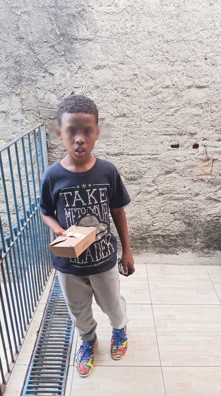 Criança com uma refeição do Comida Sem Mesa