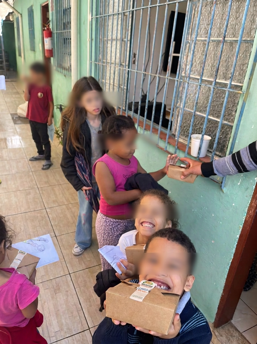 Crianças recebendo refeições do Comida Sem Mesa